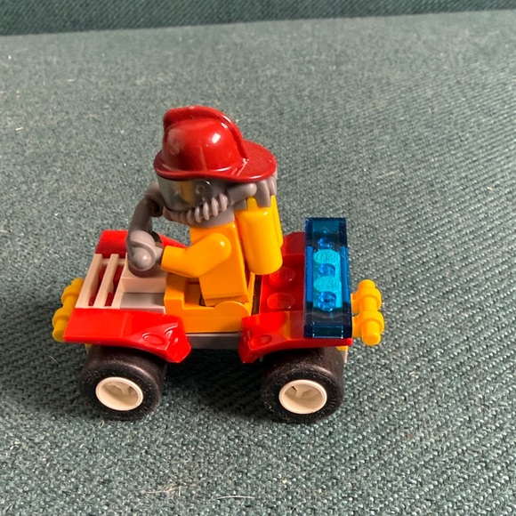 LEGO Emergency Response Vehicles with Two Minifigures - Picture 7 of 10